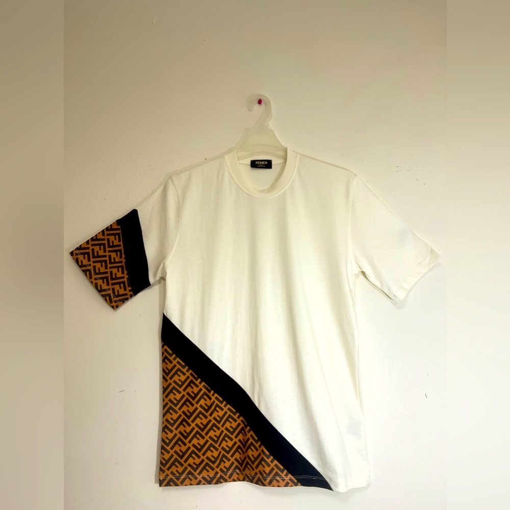 T-shirt
White jersey T-shirt